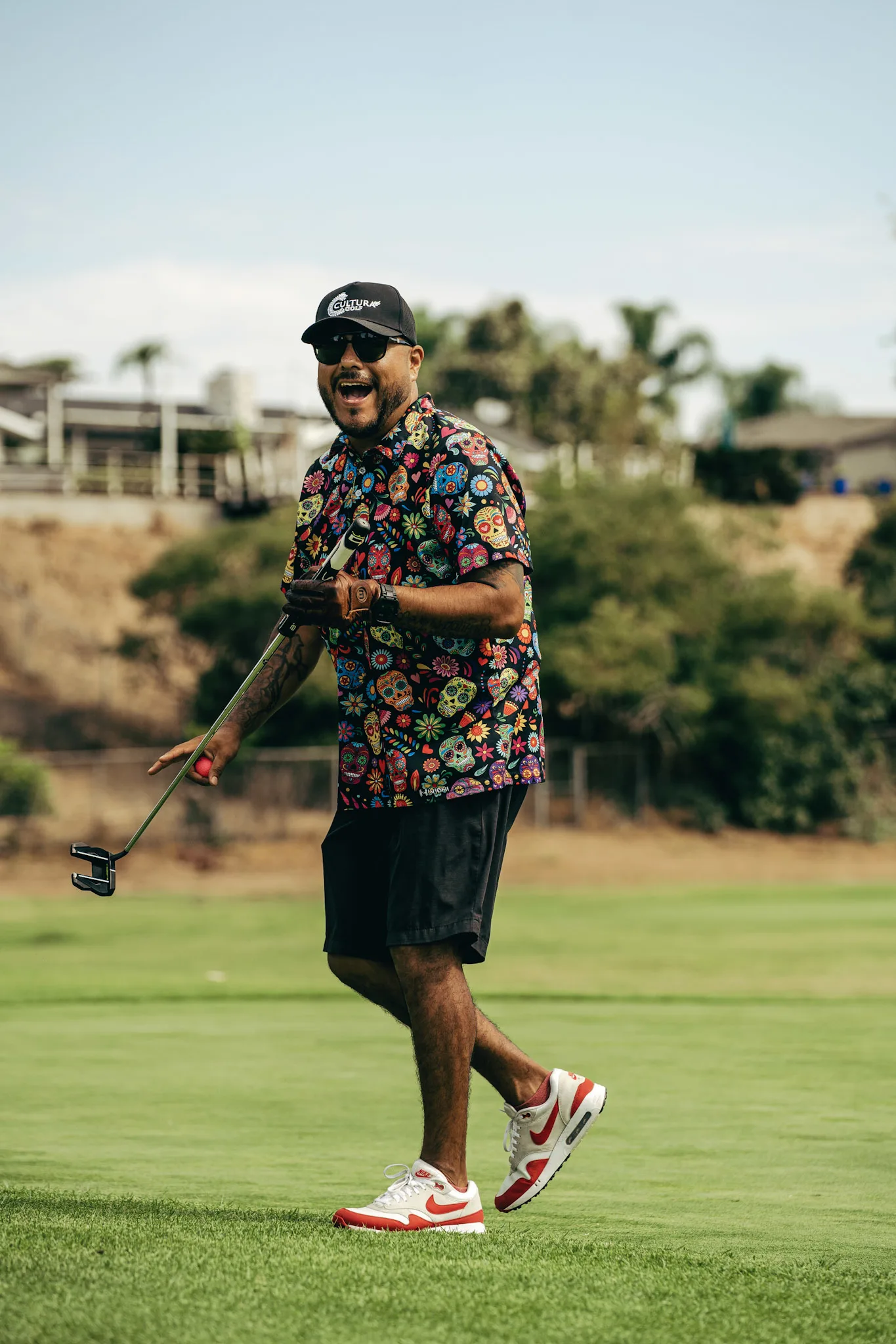 A Cultura Golf member in a D&iacute;a de los Muertos shirt on the course